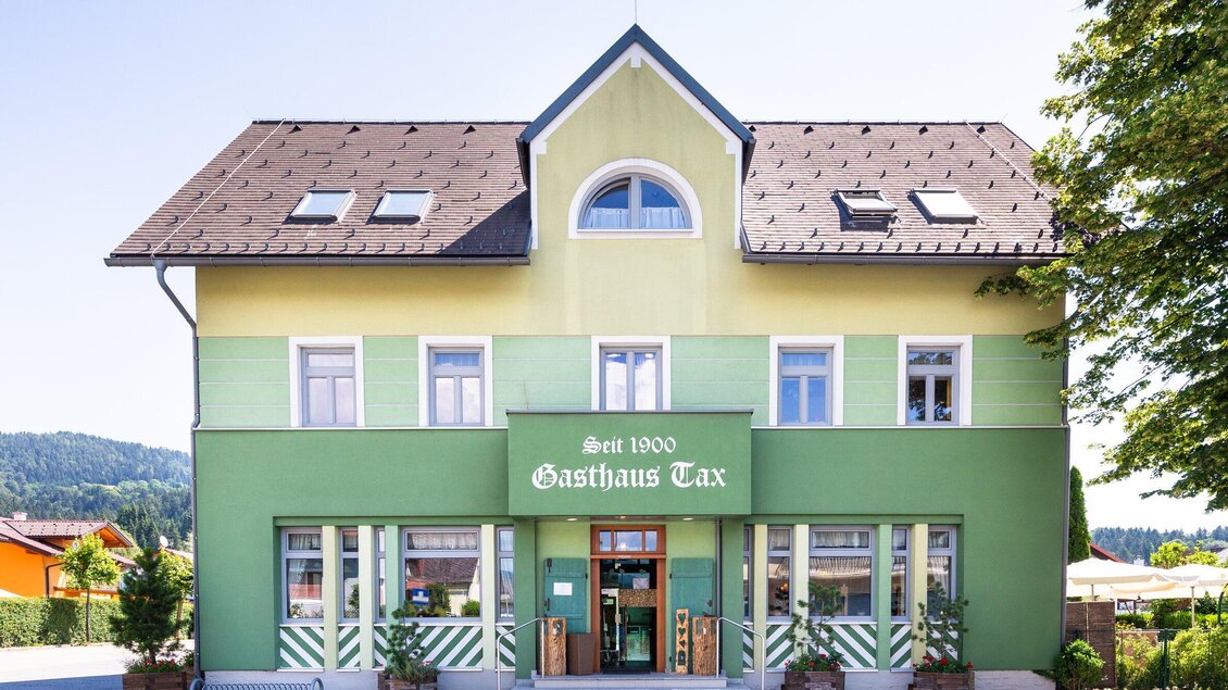 Ein charmantes Gasthaus mit grüner Fassade und einem einladenden Eingang. Das Gebäude strahlt eine freundliche Atmosphäre aus und liegt in einer malerischen Umgebung. | © Geopho