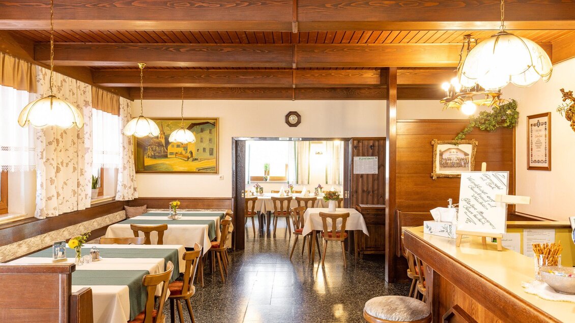 Ein gemütliches Restaurant mit Holzmöbeln und runden Tischen. Sanftes Licht von den Deckenlampen schafft eine einladende Atmosphäre. | © TV Region Graz-Harry Schiffer