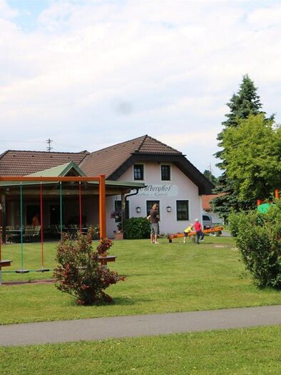 Blick auf unser Gasthaus mit Kinderspielplatz. | © Familie Suppan