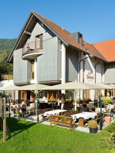 Ein gemütliches Hotel mit einem einladenden Restaurant im Freien. Im Vordergrund befindet sich ein Spielplatz für Kinder. | © TV Region Graz - René Vidalli
