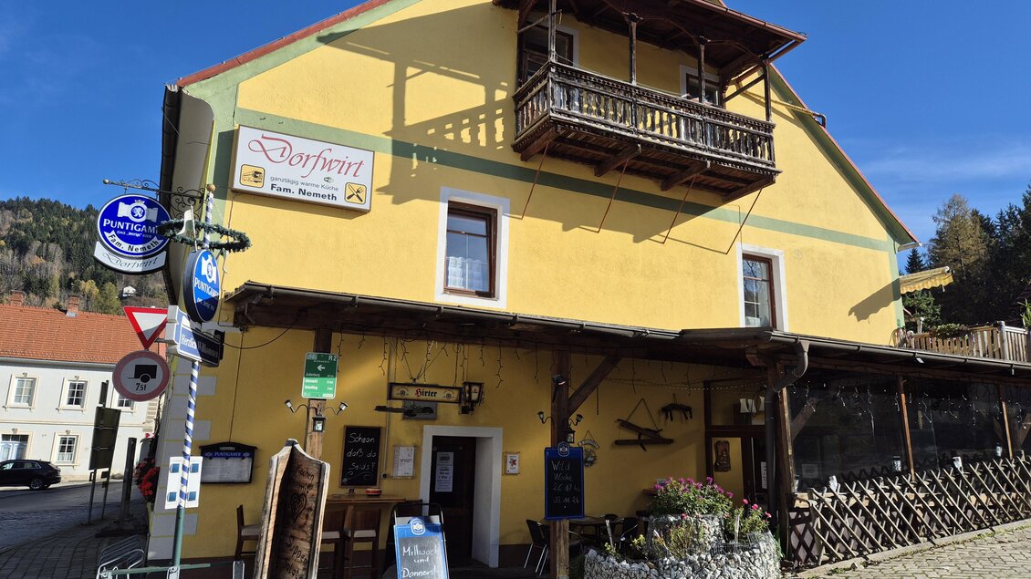 Ein gelbes Gebäude mit einem Balkon und einem einladenden Eingang. Es ist ein Restaurant oder eine Gaststätte in einer schönen Lage. | © Tourismusverband Murau