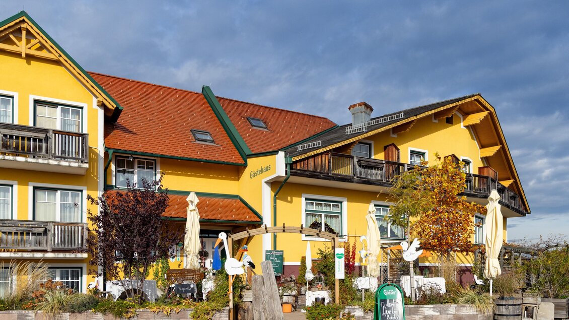 Traditioneller Gasthof mit gelber Fassade in herbstlicher Stimmung in Kainbach bei Graz. | © Region Graz, Harry Schiffer