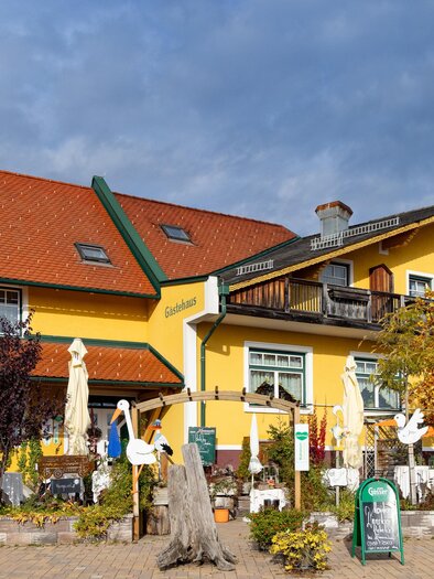 Traditioneller Gasthof mit gelber Fassade in herbstlicher Stimmung in Kainbach bei Graz. | © Region Graz, Harry Schiffer