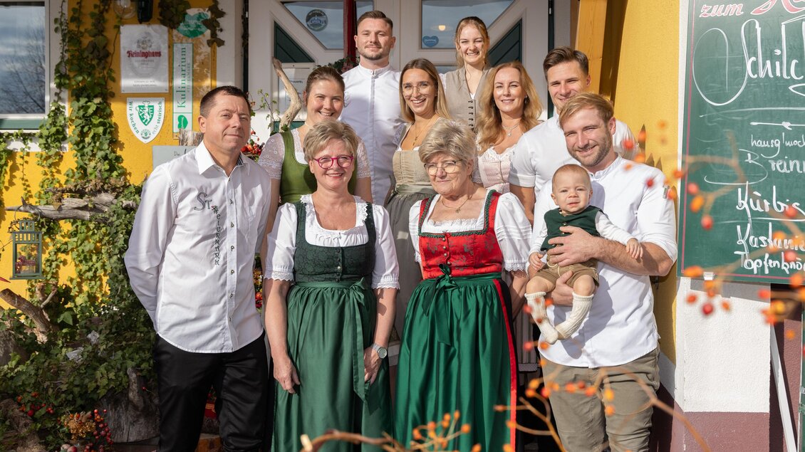 Die Familie des Gasthofs Zum Kramerwirt in traditionellen Trachten vor dem Gasthof in Kainbach bei Graz. | © Region Graz, Harry Schiffer
