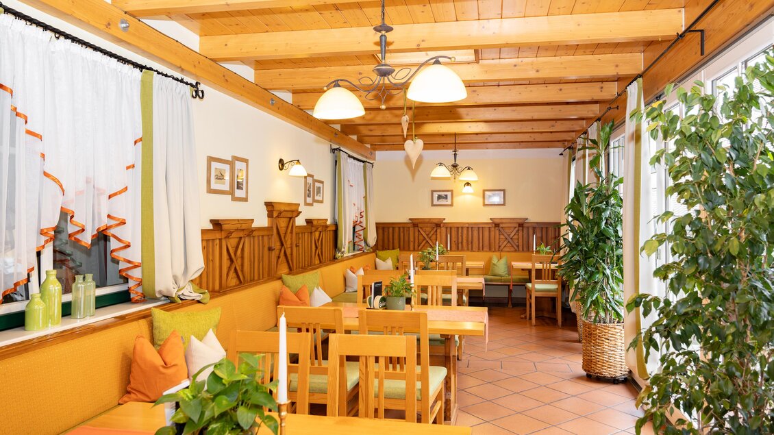 Einladender Gastraum im Gasthof Großschedl Zum Kramerwirt mit Holzdecken, gemütlichen Tischen und Pflanzen in Kainbach bei Graz.  | © Region Graz, Harry Schiffer