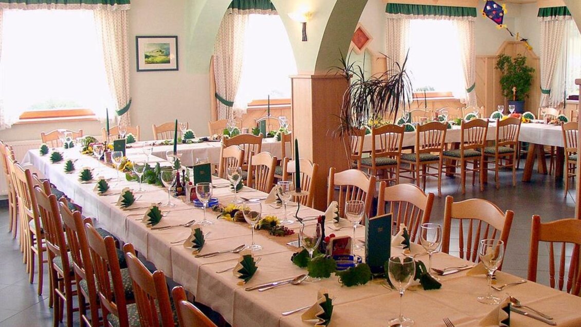 Ein festlich gedeckter Tisch in einem gemütlichen Raum. Helle Fenster sorgen für eine freundliche Atmosphäre. | © Herlwirt