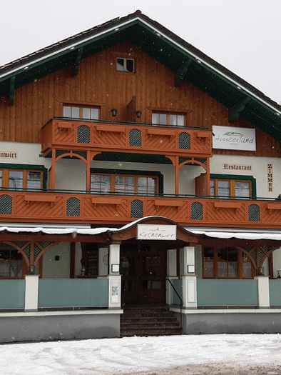 A traditional, multi-story building in Alpine style. Surrounded by snow and a picturesque mountain landscape. | © TVB Ausseerland Salzkammergut_Daniela Casari