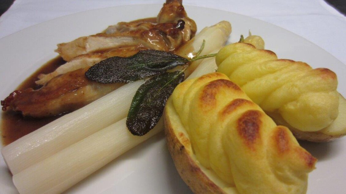 Zu sehen ist ein Gericht mit weißem Spargel und Kartoffeln.  | © Gasthof Lang zur Festenburg