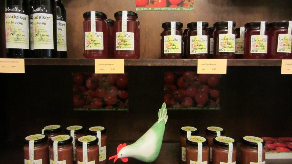 Man sieht ein Regal mit verschiedensten selbstgemachten Marmeladen und Säften. | © Gasthaus Lang zur Festenburg