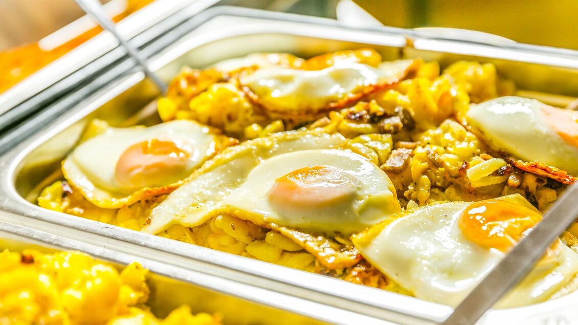 Ein Gericht mit gebratenen Eiern auf einer Schicht Reis oder Kartoffeln. Die Speise sieht warm und einladend aus. | © Gasthof Kranerwirt