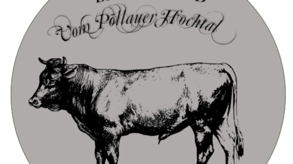 Ein rundes Logo mit einer Abbildung einer Kuh. Der Text „BIO-HEU-RIND von Pöllauer Hochtal“ ist darüber platziert. | © Gasthof Pöllauerhof