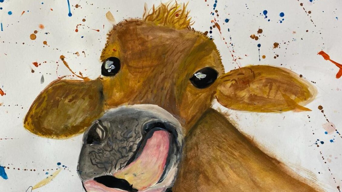 Ein gemaltes Porträt einer Kuh mit großen, neugierigen Augen. Der Hintergrund enthält bunten Farbspritzer, die das Bild lebendiger machen. | © Gasthof Pöllauerhof