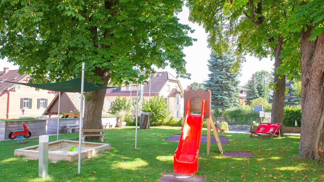 Auf dem Foto sieht man den Spielplatz im freien beim Gasthof Restaurant Hubmann.  | © Gasthof-Restaurant Hubmann/Helmut Schweighofer