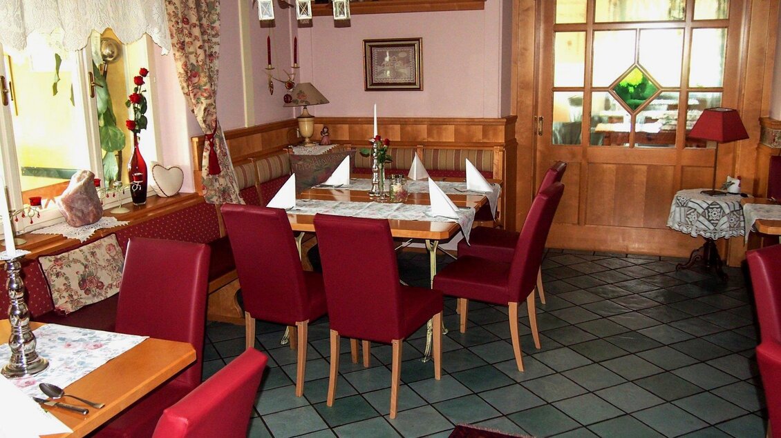 Ein gemütliches Restaurant mit roten Stühlen und Holztischen. Der Raum ist freundlich und einladend gestaltet. | © GH Safran Filatsch