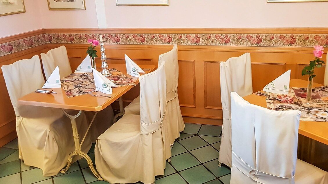 Ein gemütliches Restaurant mit weißen Tischdecken und eleganten Stühlen. Die Tische sind schön gedeckt und mit Blumen dekoriert. | © GH Safran Filatsch