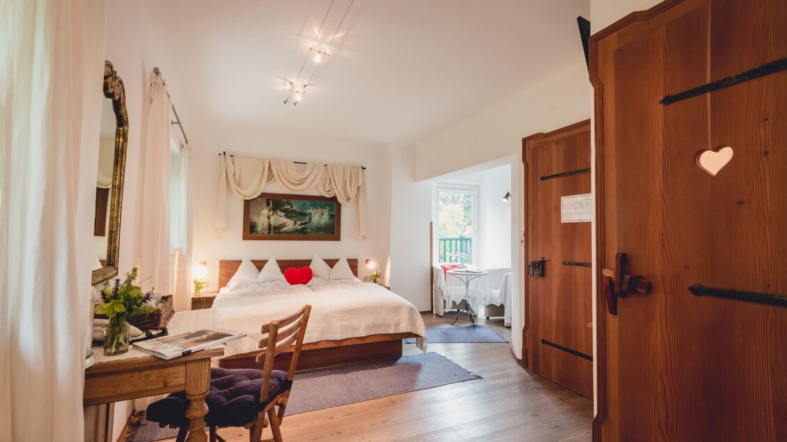 Ein gemütliches Schlafzimmer mit einem großen Bett und weichen Kissen. Der Raum hat warmes Licht und einen einladenden, rustikalen Charme. | © GH Schäffer_Neuberg (C) Seiser_Karner