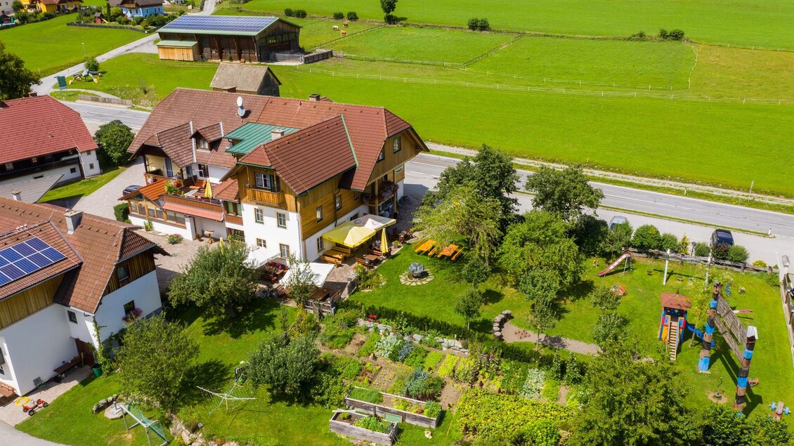 Ein schönes Haus mit einem großen Garten und Spielplatz. Umgeben von der grünen Landschaft und einer ruhigen Straße. | © Tourismusverband Murau