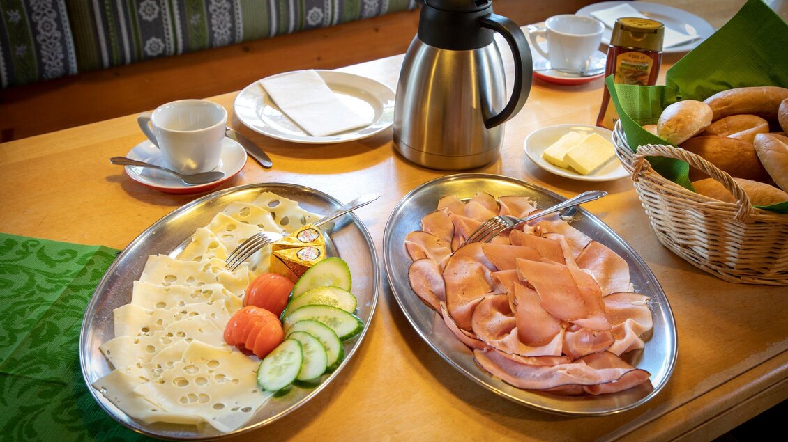Ein reichhaltiges Frühstück mit Wurst, Käse, Gemüse und frischem Obst. Dazu gibt es Brötchen, Butter und Kaffee. | © TV Region Graz - Lunghammer