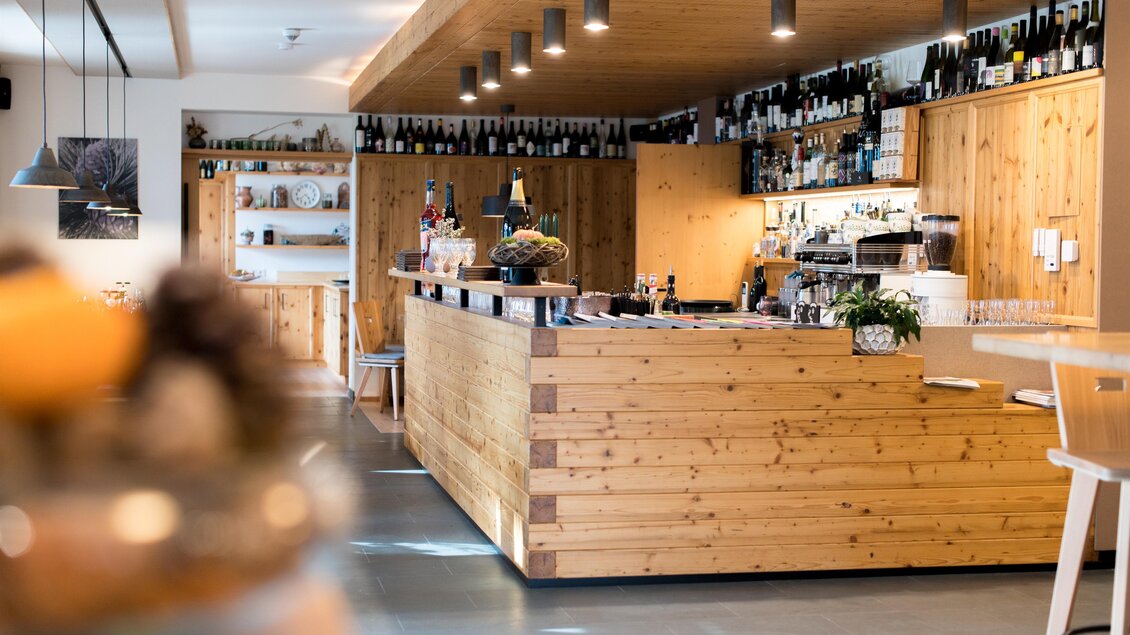 Eine gemütliche Bar mit Holzinterieur und Weinregalen. Der Raum ist hell und einladend, ideal für gesellige Treffen. | © Erlebnisregion Murtal