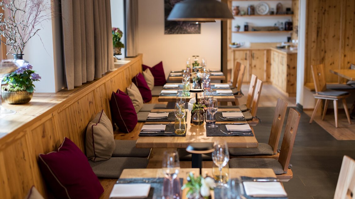 Ein modernes Restaurant mit Holzinterieur und ansprechend dekorierten Tischen. Die Atmosphäre ist einladend und gemütlich. | © Erlebnisregion Murtal