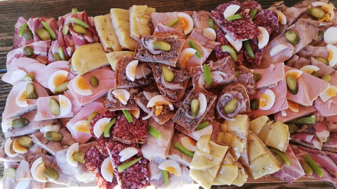 Ein reichhaltiges Buffet mit verschiedenen Aufschnittsorten und Käsestücken. Dazu sind einige belegte Eier und frisches Gemüse angerichtet. | © Tourismusverband Murau
