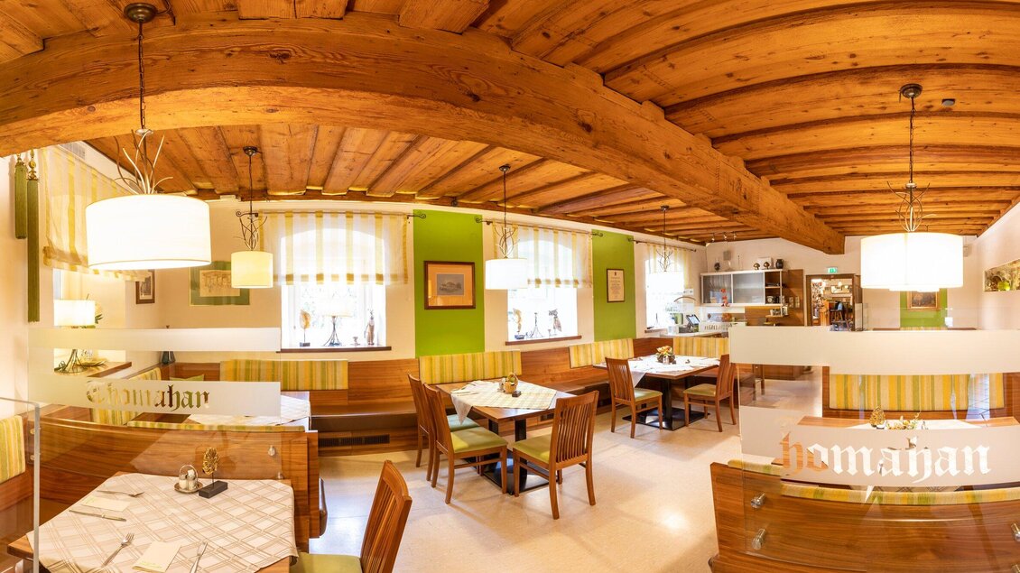 Ein gemütliches Restaurant mit Holzdecken und hellen Farben. Die Tische sind ordentlich gedeckt und die Atmosphäre ist einladend. | © TV Region Graz - Lunghammer