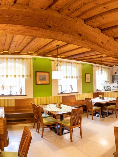 Ein gemütliches Restaurant mit Holzdecken und hellen Farben. Die Tische sind ordentlich gedeckt und die Atmosphäre ist einladend. | © TV Region Graz - Lunghammer
