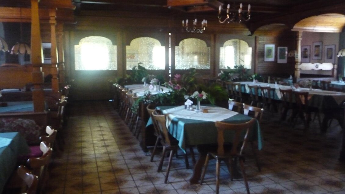 Ein gemütliches Restaurant mit Holzdekor. Tische sind ordentlich gedeckt und es gibt Pflanzen in der Umgebung. | © Gasthaus Walch