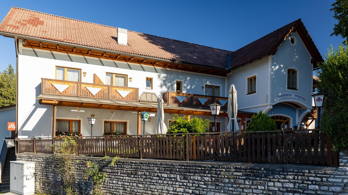 Ein gemütliches Gebäude mit Balkonen und einer freundlichen Atmosphäre. Es ist von einer gepflegten Gartenlandschaft umgeben. | © Lipizzanerheimat | Harry Schiffer
