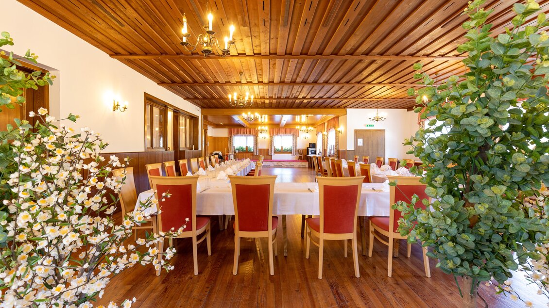 Ein stilvolles Restaurant mit Holzdecke und eleganten Tischen. Die Inneneinrichtung ist freundlich und einladend, mit Pflanzen an den Seiten. | © Lipizzanerheimat | Harry Schiffer
