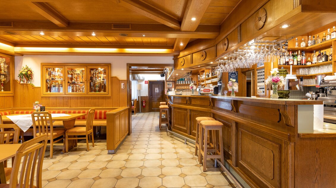 Ein gemütliches Restaurant mit Holzdekor und einer Theke. Die Tische sind freundlich und einladend eingerichtet. | © Lipizzanerheimat | Harry Schiffer