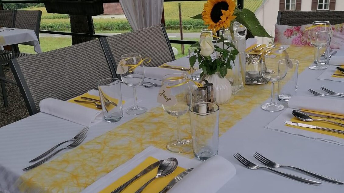 Gedeckte Tafel im Freien | © Gasthof zur Sonne