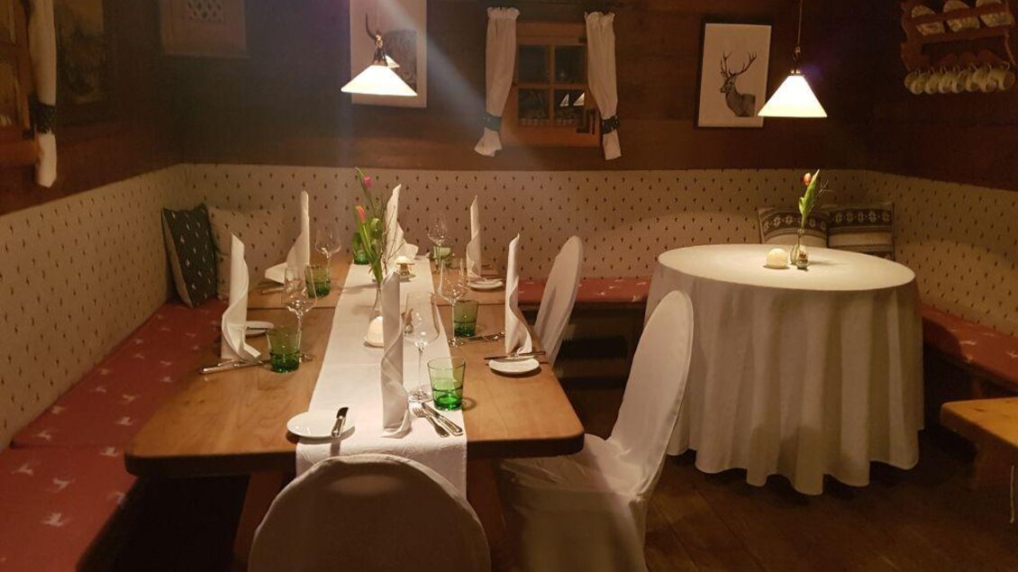 Ein gemütliches Restaurant mit Holzdekor und gut eingedeckten Tischen. Die warmen Lichter schaffen eine einladende Atmosphäre. | © Dominik Utassy