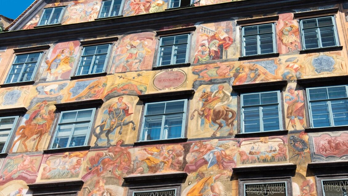 Fassadenfresken am Gemalten Haus in Graz, Teil des historischen Herzogshofs | © Graz Tourismus-Harry Schiffer