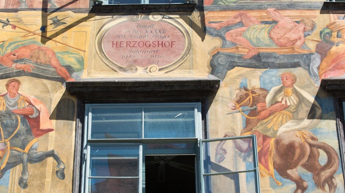 Wandfresken mit Reiterszene und Kartusche „Herzogshof“ am Gemalten Haus in Graz | © Graz Tourismus-Harry Schiffer