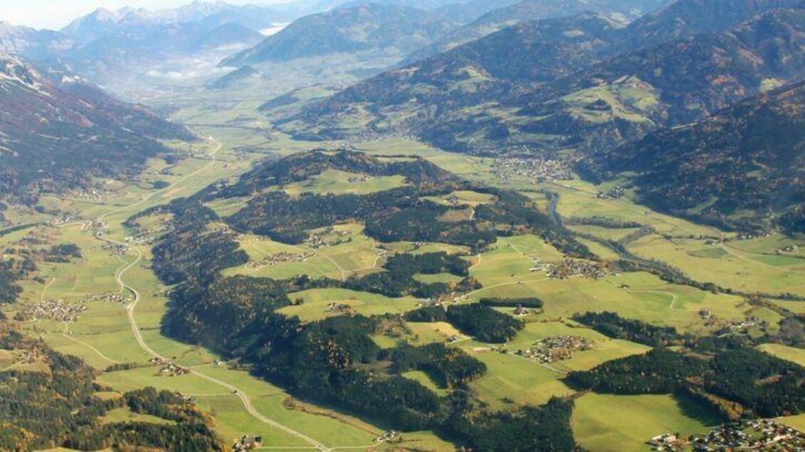 Eine weite, grüne Landschaft umgeben von Bergen. Der Himmel ist klar und die Natur ist unberührt. | © Gemeinde Mitterberg-Sankt Martin