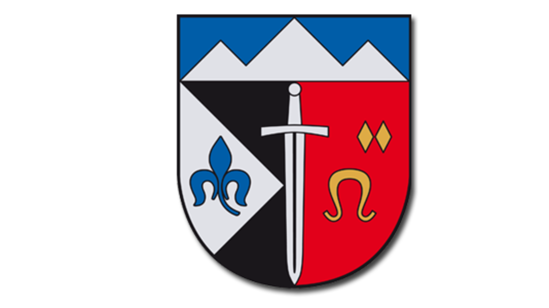 Ein Wappen mit einem Schwert, einer Lilie und Symbolen in Rot und Schwarz. Es zeigt geometrische Formen und Farben, die für eine Region oder Gemeinde stehen. | © Gemeinde Mitterberg-Sankt Martin