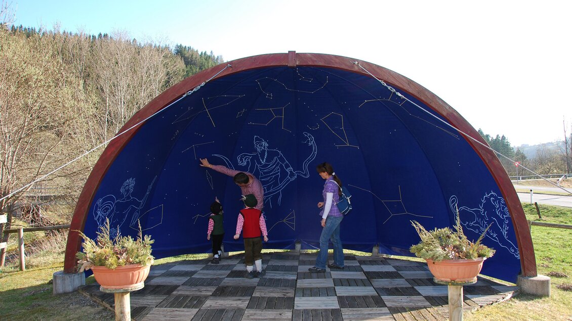 Planentenweg mit Besucher. | © Gemeinde Rettenegg