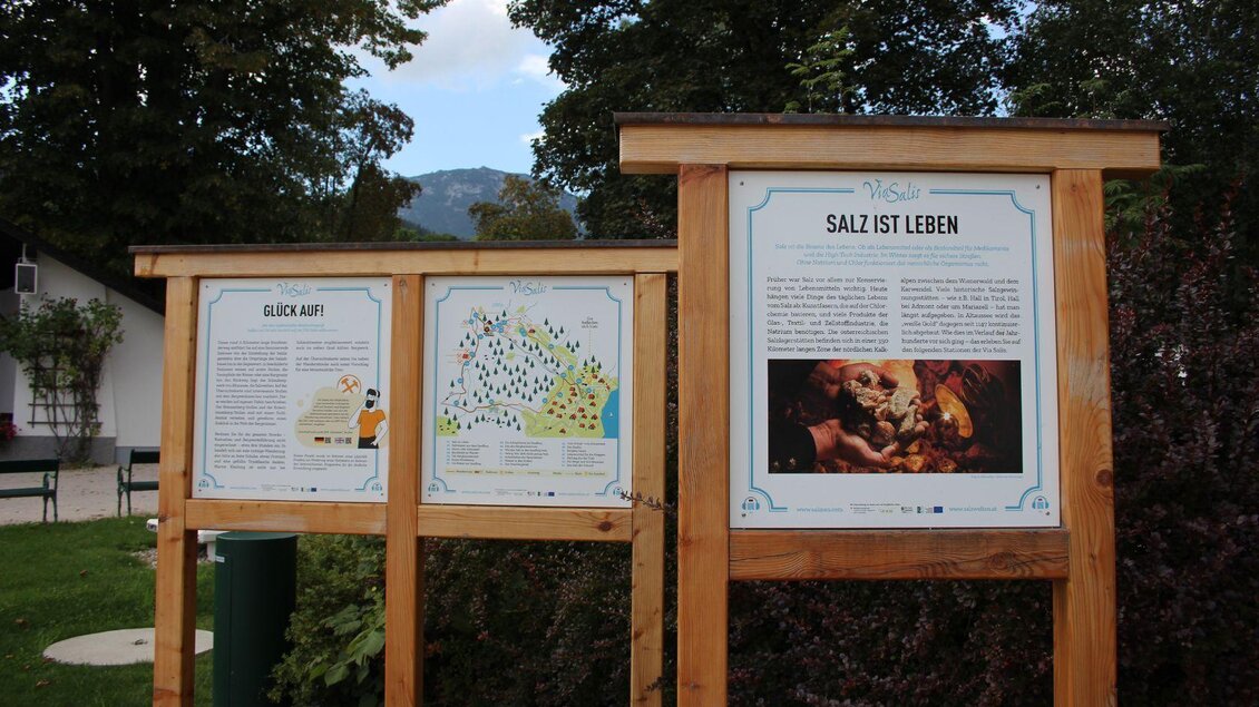 Informationstafeln über Salz in der Natur. Die Tafeln enthalten Karten und Texte über die Bedeutung von Salz. | © Viola Lechner