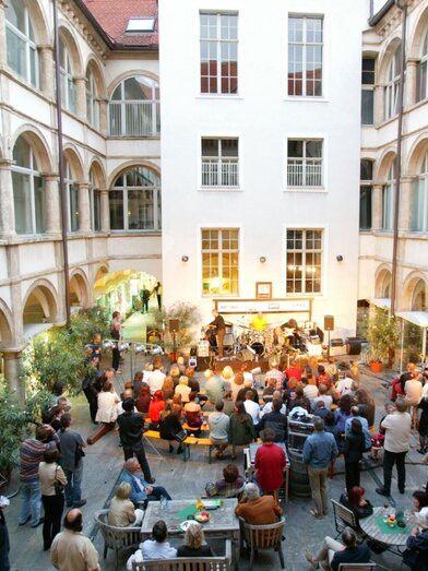 Konzertabend im Generalihof Graz – Innenhof mit Fl | © Graz Tourismus-Harry Schiffer | © Graz Tourismus-Harry Schiffer