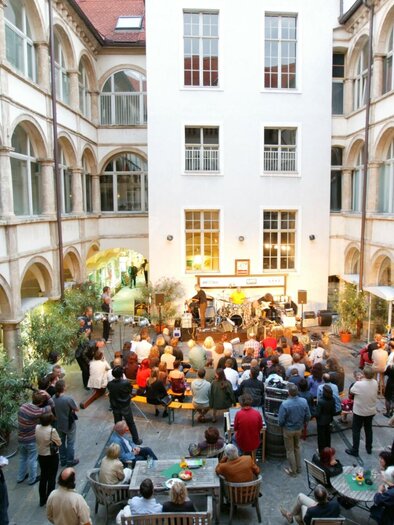 Publikum beim Live-Konzert im historischen Innenhof des Generalihofs in Graz | © Graz Tourismus-Harry Schiffer