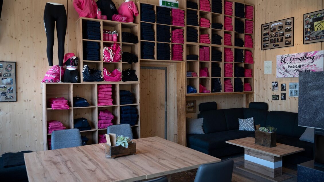 Sitzbereich im Hofladen | © TV Südsteiermark - Dominik Feibel