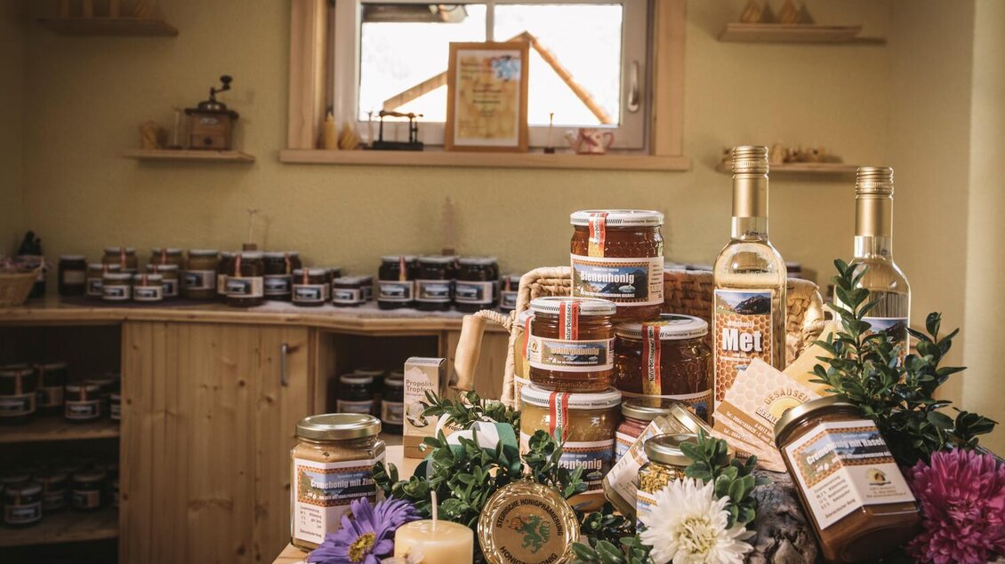 Eine Vielzahl von Bienenprodukten | © Stefan Leitner