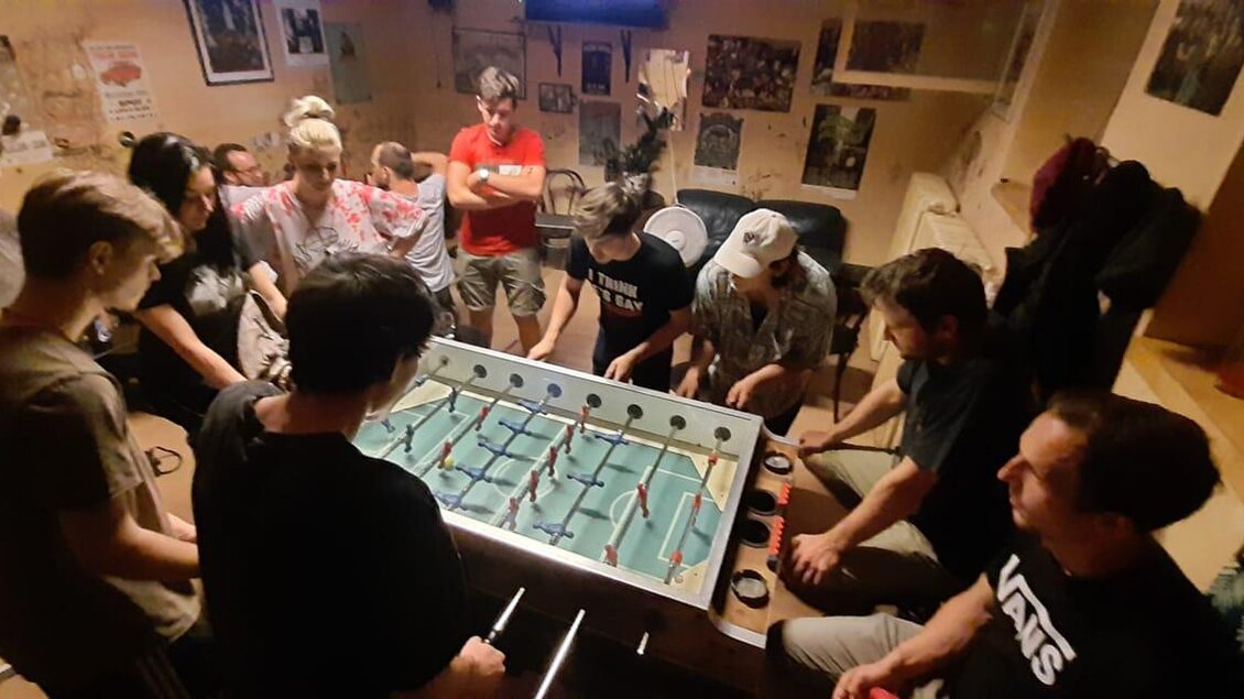 Eine Gruppe von jungen Leuten spielt Tischfußball in einem gemütlichen Raum. Die Atmosphäre ist lebhaft und freundlich. | © Glam Feldbach