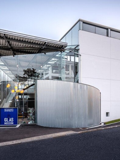 Ein modernes Gebäude mit Glas- und Stahlarchitektur. Die Fassade ist schlicht und einladend, umgeben von einer gepflegten Umgebung. | © Die Abbilderei