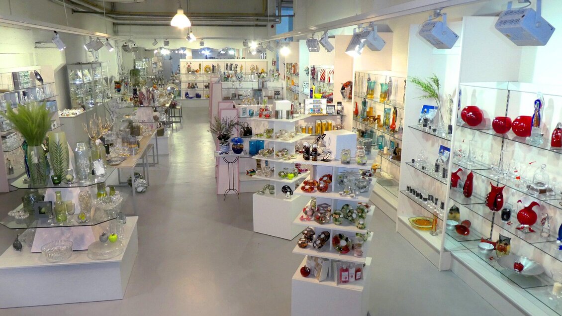 Ein schöner Ausstellungsraum mit gläsernen Dekorationsartikeln auf verschiedenen Regalen. Die Umgebung ist hell und modern gestaltet. | © GlasMuseumBärnbach