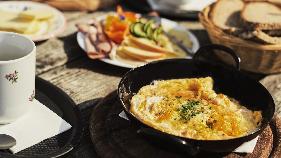 Man sieht eine Jause auf der Glatzl Trahüttn Alm.  | © Oststeiermark Tourismus