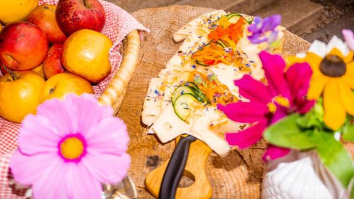 <p>Man sieht eine Jause auf der Glatzl Trahüttn Alm. </p> | © Glatzl Trahütten Alm