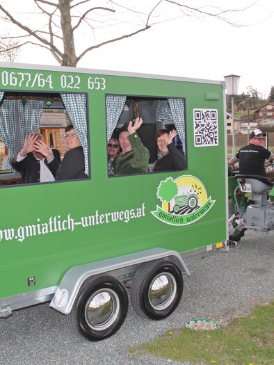 Traktor Gmiatlich unterwegs | © Bettina Strametz