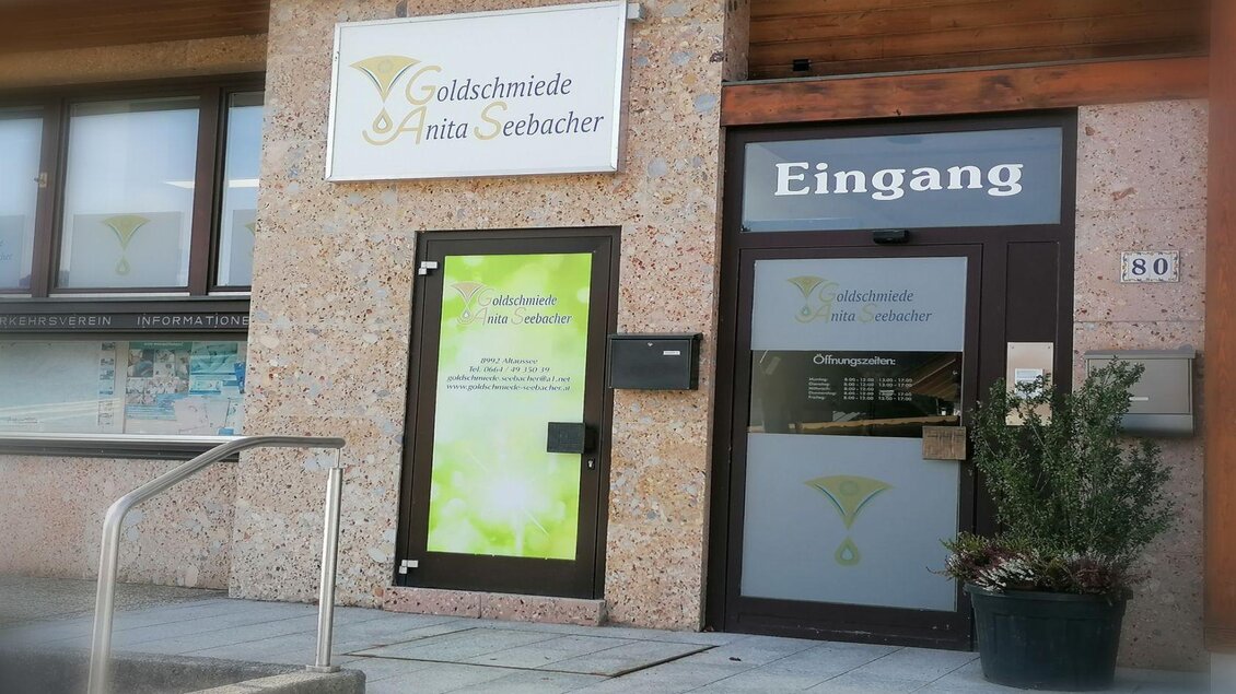Ein Laden für Goldschmiedekunst mit dem Namen "Goldschmiede Anita Seebacher". Der Eingang ist gut sichtbar, und die Fassade hat eine helle, freundliche Gestaltung. | © Anita Seebacher
